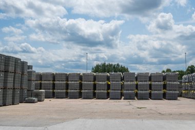 Bir sürü gri tuğla, yapı taşları, kaldırım levhaları düzgünce istiflenmiş. Yüksek kalite fotoğraf