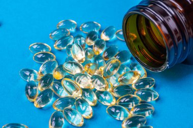 Tablet ve hapları masaya bırakıyorum. İlaçlar tedavi ve hastalığın tedavisi için kullanılır. - Evet. Yüksek kalite fotoğraf