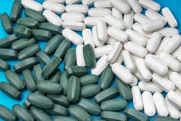  İlaçlar tedavi ve hastalığın tedavisi için kullanılır. Çeşitli ilaçlar, vitaminler, bir hap şişesi. Yüksek kalite fotoğraf