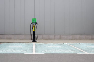 Otoparktaki elektrikli araba şarj istasyonu. Yüksek kalite fotoğraf