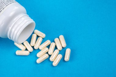 Tablet ve hapları masaya bırakıyorum. İlaçlar tedavi ve hastalığın tedavisi için kullanılır. - Evet. Yüksek kalite fotoğraf