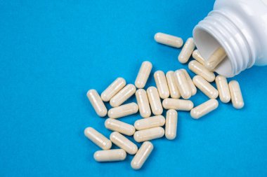 İlaçlar tedavi ve hastalığın tedavisi için kullanılır. Tablet ve hapları masaya bırakıyorum. - Evet. Yüksek kalite fotoğraf