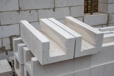 Zırhlı kemerler için havalandırılmış beton U blokları. Havalandırmalı beton bloklar, tuğlalar. Yüksek kalite fotoğraf