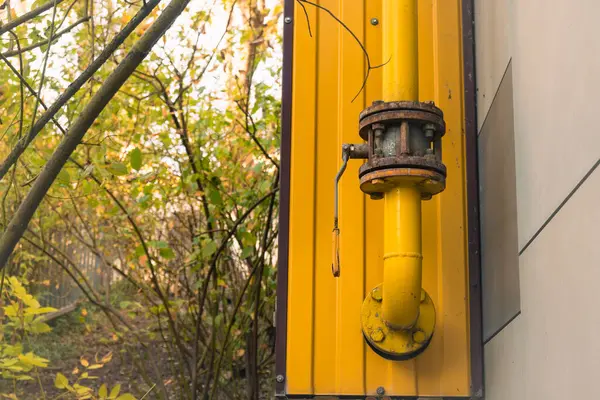 Sarı gaz boru vanası. Ev benziniyle bağlantı kurmak için kullanılan bir kutu. Yüksek kalite fotoğraf