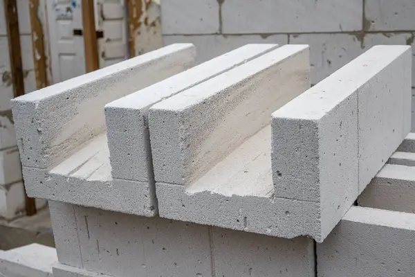Havalandırma beton blokları, beton dökmek için bloklar. Havalandırmalı beton bloklar yerleştirmek. Havalandırmalı beton bloklar, tuğlalar. Yüksek kalite fotoğraf