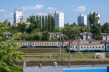 Trenin yüksekliğinden, raylardan, demiryolundan görüş. Arka planda yüksek binalar var. Yüksek kalite fotoğraf