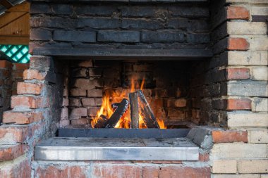 Taş fırının içinde odun yakmak, barbekü. Ateş, ateş. Yüksek kalite fotoğraf