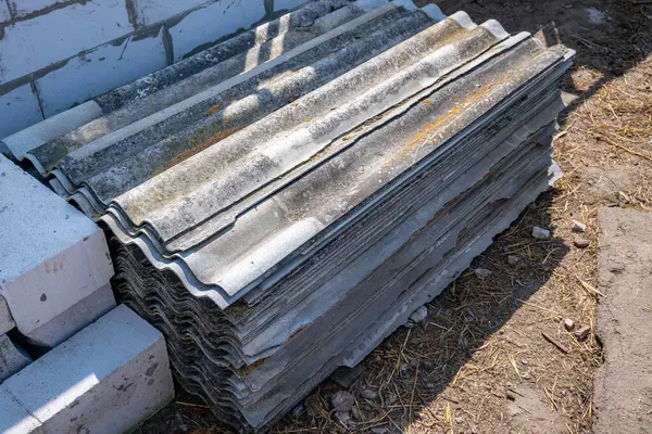 Eski levhalar. Tahta çarşaf deposu. Eski tahtalar istiflendi. Yüksek kalite fotoğraf