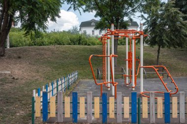 Etrafı renkli ahşap çitlerle çevrili spor parkı. Yüksek kalite fotoğraf