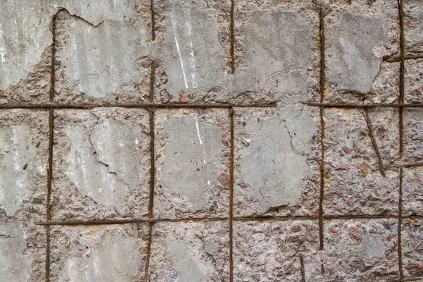 Paslı beton demiri olan eski bir beton duvar dokusu. Yüksek kalite fotoğraf
