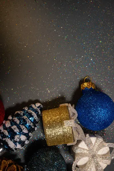 Noel süslemeli Noel afişi, parlak toplar, çam kozalakları, fotokopi alanı olan gri parlak arka planda hediyeler. Yüksek kalite fotoğraf