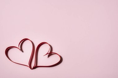 Pembe arka planda iki güzel kalp, aşkın sembolü, Sevgililer Günü, mutlu kadın, anne, tebrik kartı tasarımı. Yüksek kalite fotoğraf
