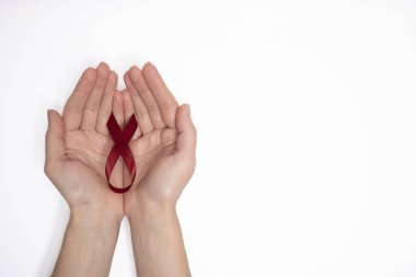 Dünya Kanser Günü 'nün sembolü olarak kırmızı kurdele tutan kadın beyaz arka planda, göğüs kanseri farkındalığı işareti. Yüksek kalite fotoğraf