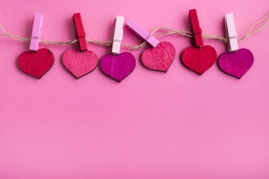 Pembe arka planda güzel kalpler, aşkın sembolü, mutlu kadın, anne, sevgililer günü, doğum günü kartı tasarımı. Yüksek kalite fotoğraf