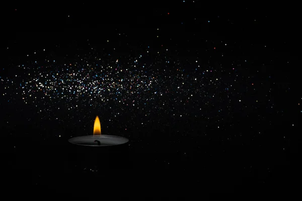 Свечное Пламя Абстрактным Боке Фоном Одна Свеча Горит Черном Блестящем — стоковое фото