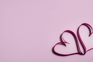 Pembe arka planda iki güzel kalp, aşkın sembolü, Sevgililer Günü, mutlu kadın, anne, tebrik kartı tasarımı. Yüksek kalite fotoğraf