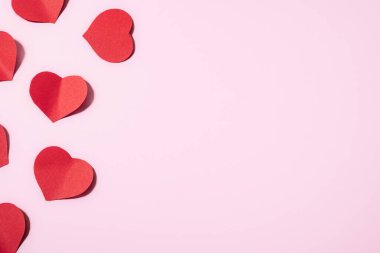 Pembe arka planda bir sürü kırmızı kalp, aşkın sembolü, Sevgililer Günü, mutlu kadın, anne, tebrik kartı tasarımı. Yüksek kalite fotoğraf