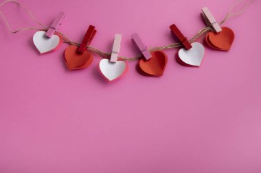 Pembe arka planda güzel kalpler, aşkın sembolü, mutlu kadın, anne, sevgililer günü, doğum günü kartı tasarımı. Yüksek kalite fotoğraf