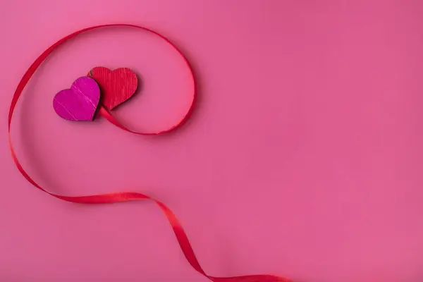 Pembe arka planı olan iki kalp, aşkın sembolü, mutlu kadın, anne, sevgililer günü, tebrik kartı tasarımı. Yüksek kalite fotoğraf