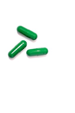 Yeşil haplar beyaz arka planda izole edilmiş. Tıbbi ilaç hapları. Tıbbi, sağlık sigortası, ilaç konsepti. Yüksek kalite fotoğraf