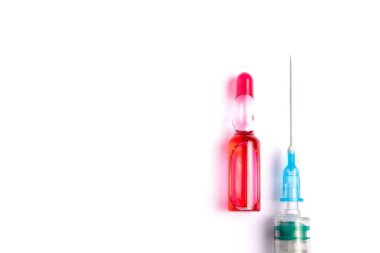 Beyaz arka planda ilaç ve şırınga bulunan bir ilaç şişesi. Şırınga, tıbbi enjeksiyon. Yüksek kalite fotoğraf