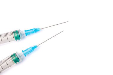 Beyaz arka planda izole edilmiş şırıngaların yakın çekimi. Tıbbi tıp konsepti. Şırınga, tıbbi enjeksiyon. Yüksek kalite fotoğraf