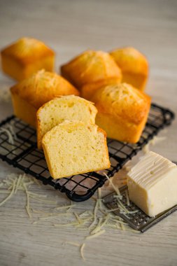 Tahtadaki peynirli ekmek.