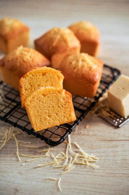 ahşap tahta üzerinde ekmek