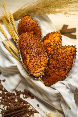 Fırında çikolatalı kek ve fındık. çikolata parçaları.