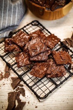 Tahtadaki çikolatalı kek.