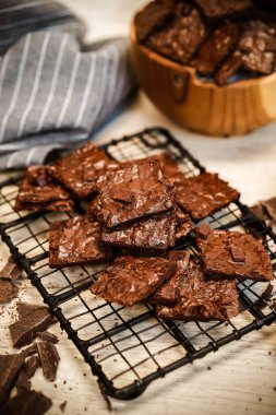 Çikolatalı kek, çikolata parçacıklı ve koyu arkaplan.