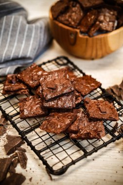 Fındıklı çikolatalı kurabiyeler ve kabın üzerinde çikolata. Karanlık arka plan. seçici odak.