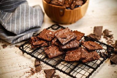 Tahta masada fındıklı çikolatalı kek..