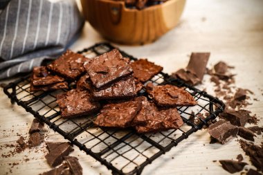 Koyu arkaplanda çikolatalı kek.