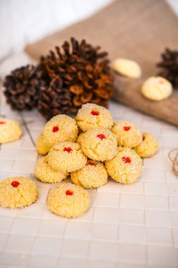 Beyaz bir plaka üzerinde Noel kurabiyeleri.