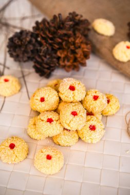 Beyaz tabakta ev yapımı kurabiyeler.