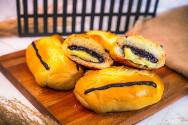 Haşhaş tohumlu taze çörekler