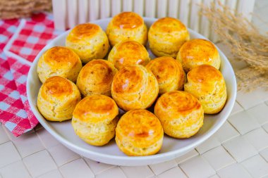 fırında peynirli rulo, baharatlı ve otlu.