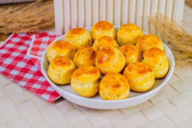 fresh baked bread rolls on a plate.