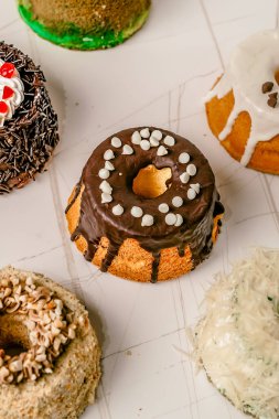 Tahta bir masada değişik şekillerde şekerli lezzetli çörekler..