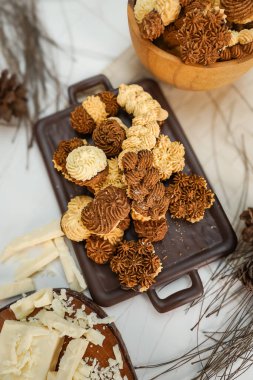 Noel kurabiyeleri masada..