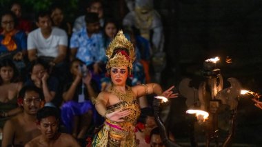 Bali, Endonezya, Kasım 15, 219 - Bale dans sahnesinde geleneksel Hint elbisesi giymiş genç bir kadın