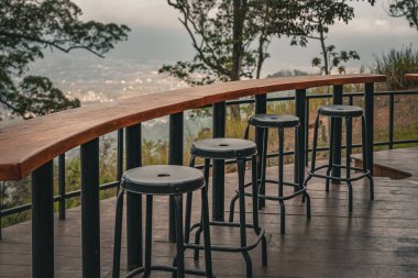 Dağ manzaralı boş kahve masası ve sandalyeler