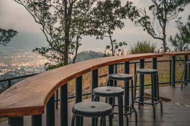 Boş masa ve sandalyeler restoranda