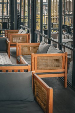 Modern bir otelin içinde.