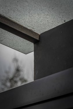 Beyaz arkaplandaki metal pencere