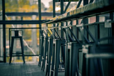 Ahşap bir masada boş sandalyeler