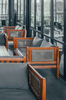 Şehirdeki modern bir restoranda ahşap sandalyeler ve masalar.