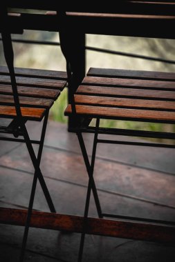 Şehirde boş ahşap masa.