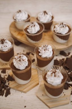 Krem şantili ve kremalı lezzetli çikolatalı mus.